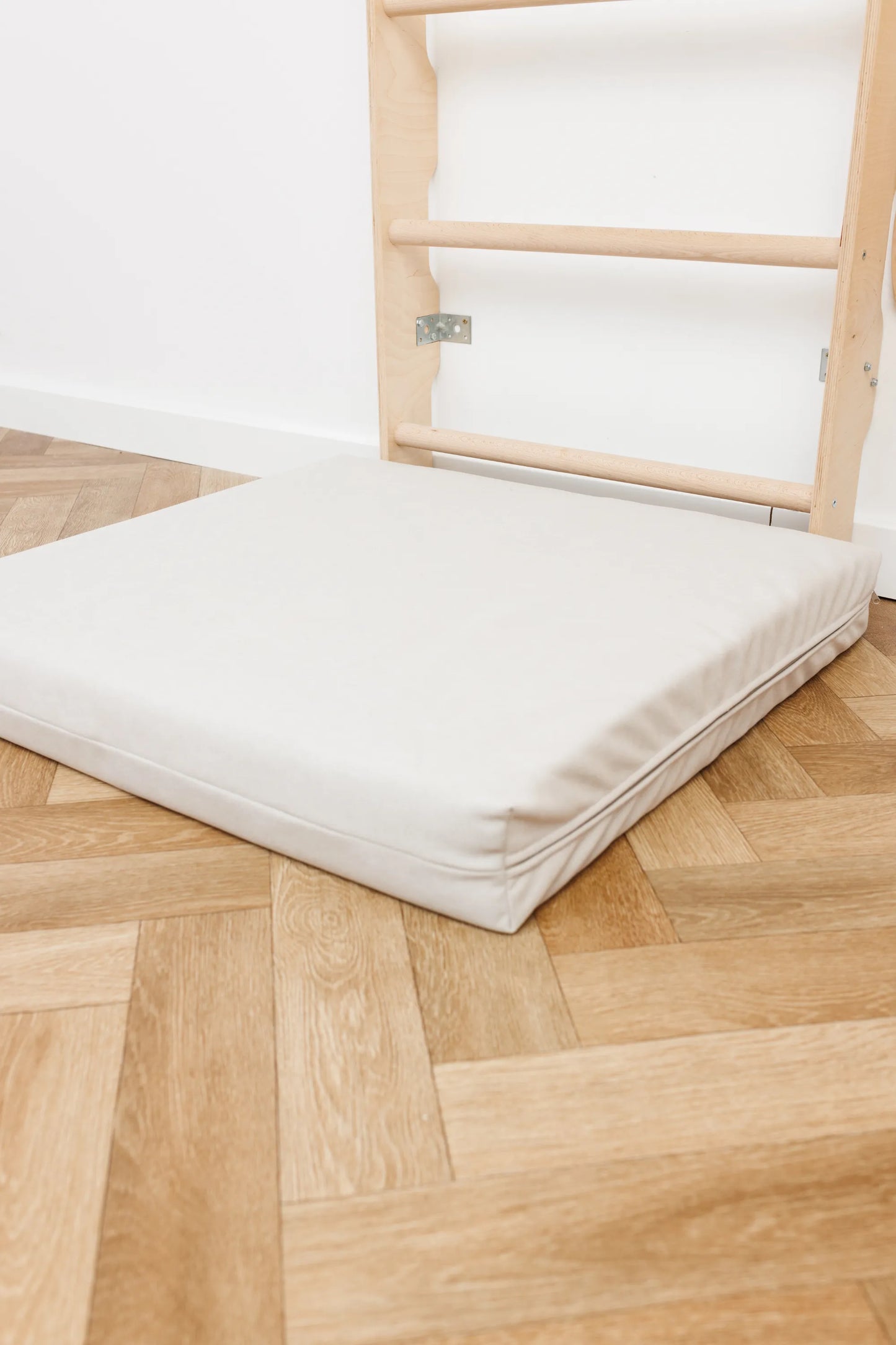 Kompakte Schutzmatratze 70 × 70 cm mit weichem Velvet-Bezug für den Bewegungsbereich im Kinderzimmer