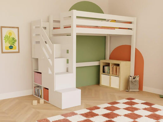 Holz Hochbett mit Stufenregal 90x200 cm in einem bunten Kinderzimmer mit kreativer Wandgestaltung.