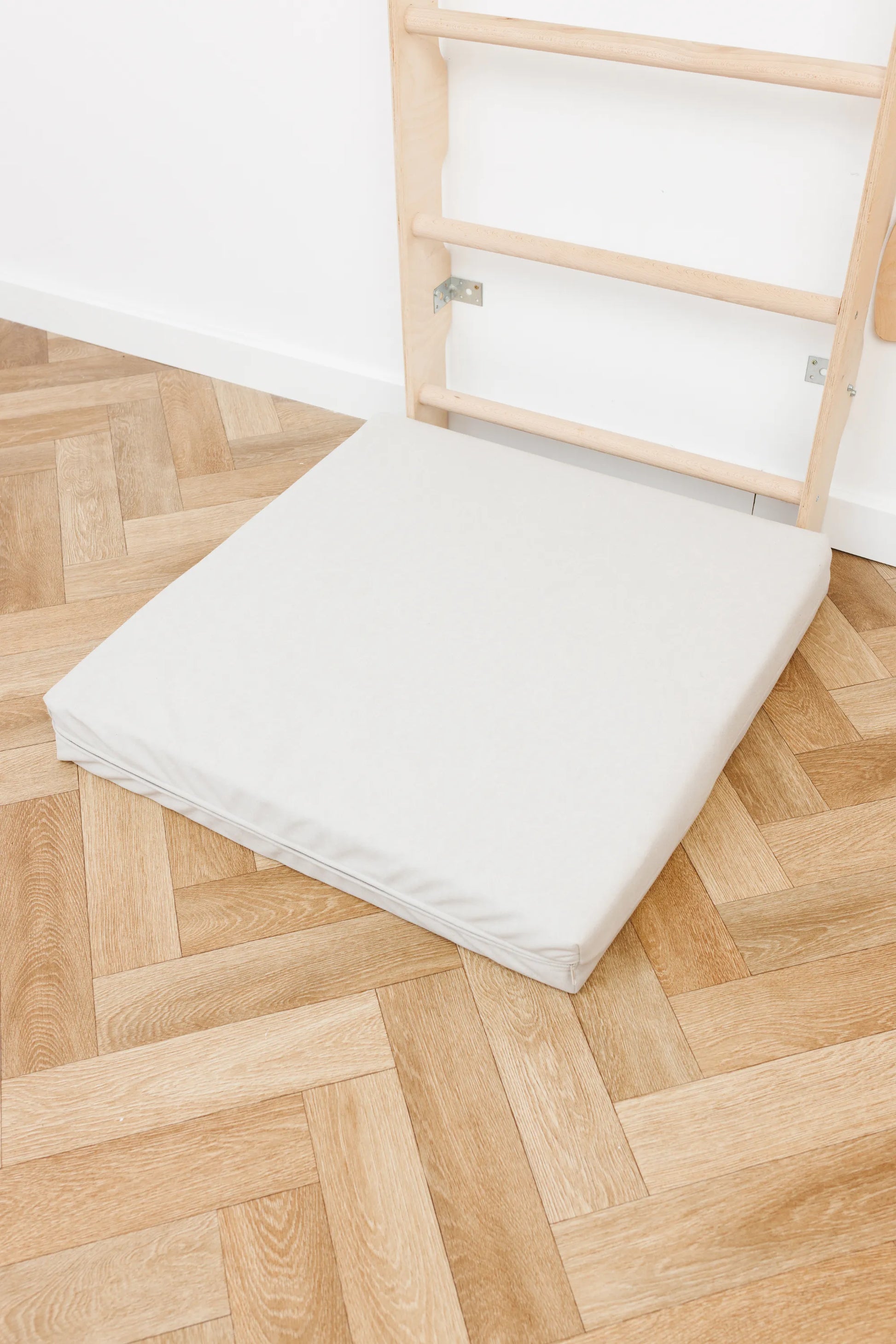 Kinder-Schutzmatratze 70 × 70 cm mit abnehmbarem, pflegeleichtem Velvet-Bezug für Sprossenwand und Gymnastikleiter