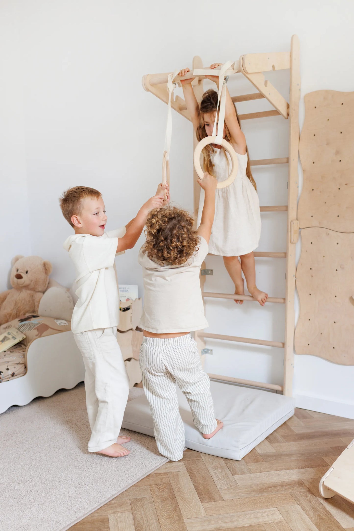 Fleckenabweisende Turnmatratze mit Velvet-Oberfläche als weiche Unterlage für den Bewegungsbereich im Kinderzimmer