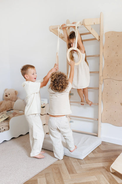 Fleckenabweisende Turnmatratze mit Velvet-Oberfläche als weiche Unterlage für den Bewegungsbereich im Kinderzimmer