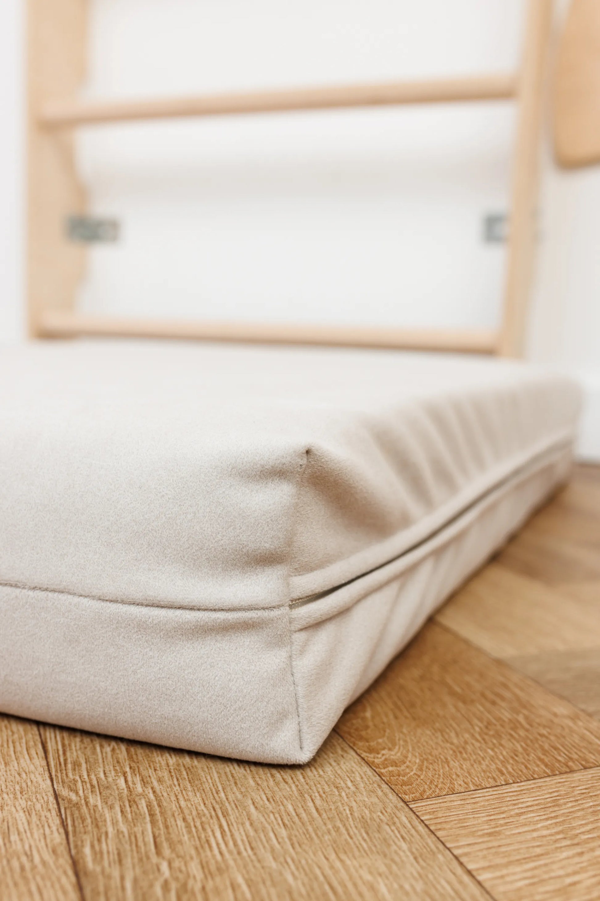 Turnmatratze für Kinder mit fleckenabweisendem Velvet-Stoff für freies Spielen und Bewegungsübungen am Boden