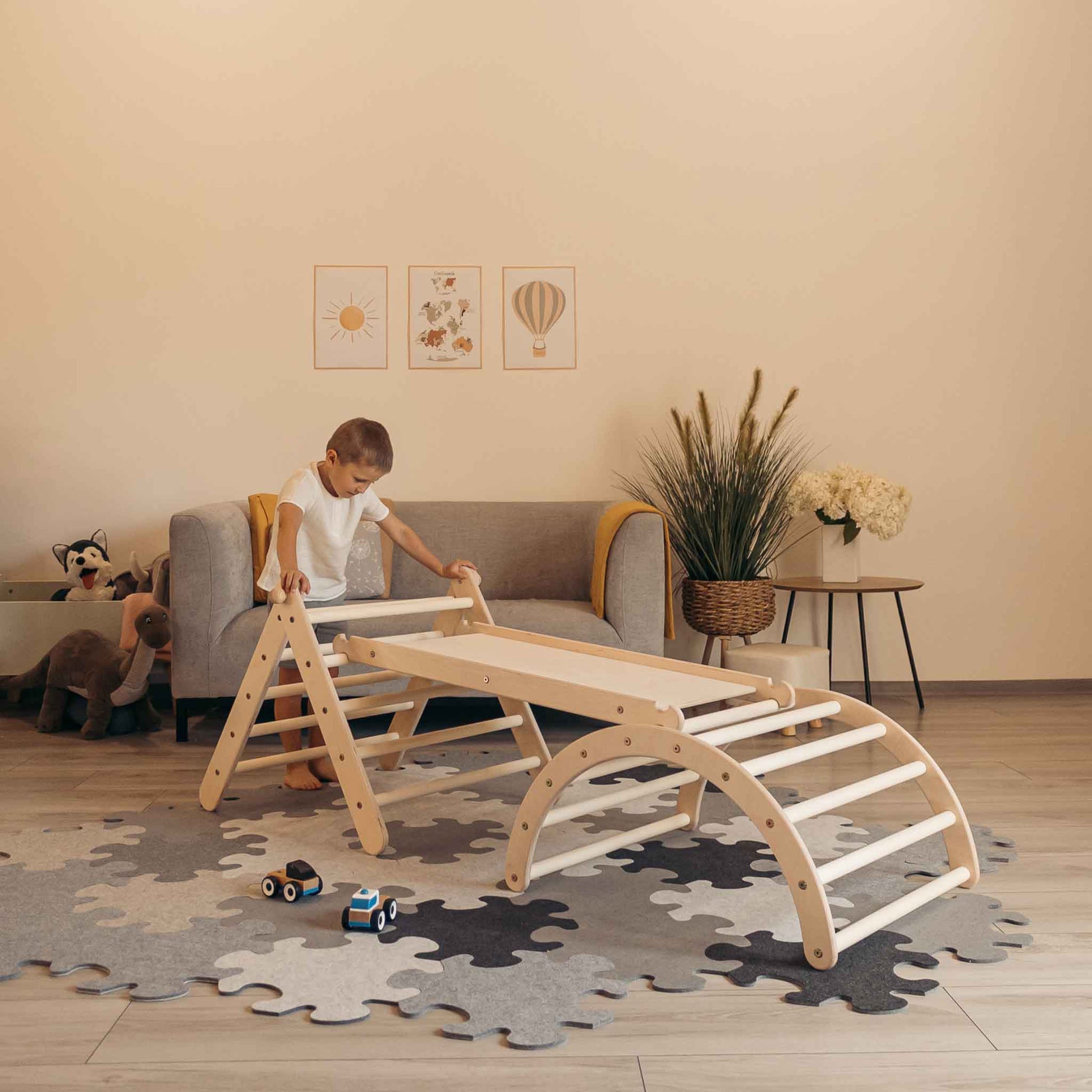 Kletterset Luna mit Kletterdreieck, Rutsche und Kletterbogen für Kinder im Spielzimmer.