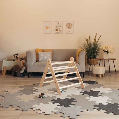 Kletterset Luna in einem Spielzimmer mit Kletterdreieck, Rutsche und Spielzeug auf einem Puzzleteppich.