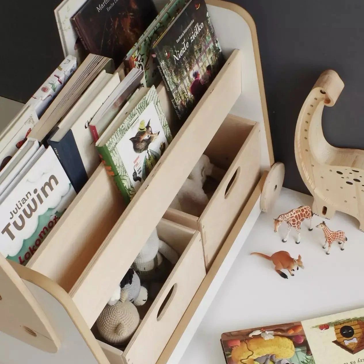 Houten boekenkast op wielen
