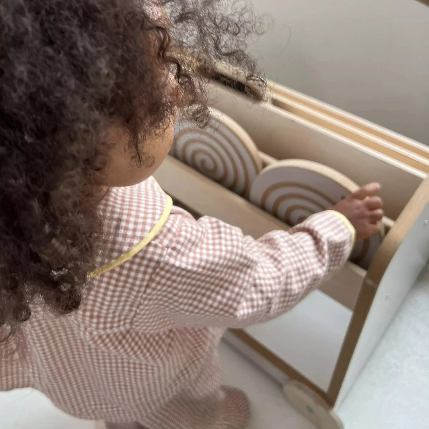 Houten boekenkast op wielen