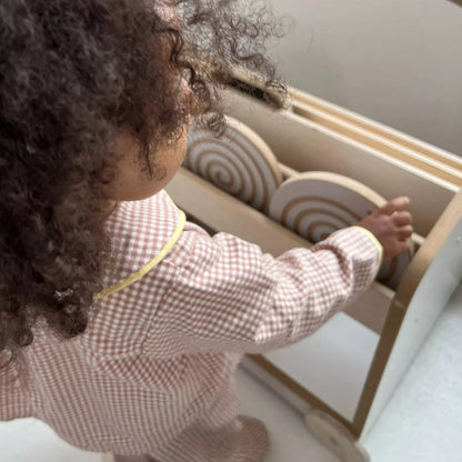 Houten boekenkast op wielen