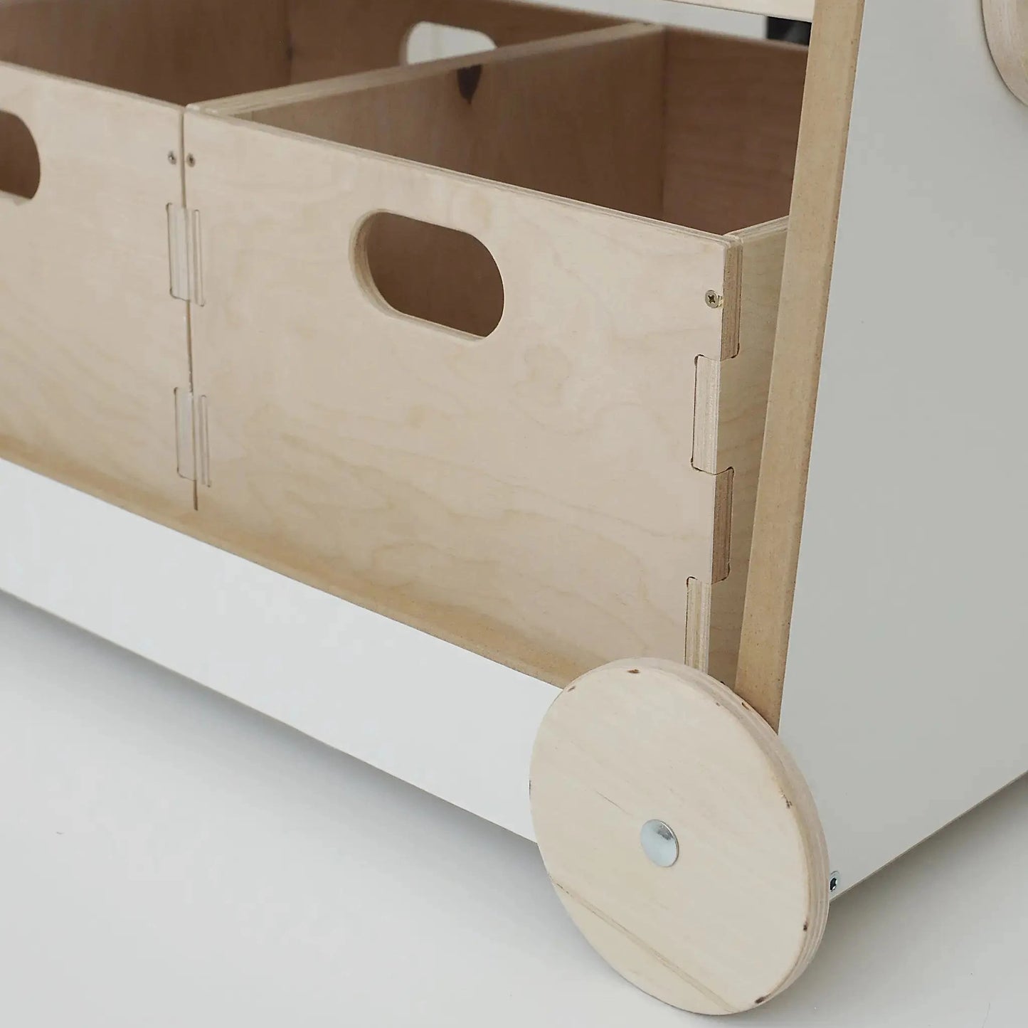 Houten boekenkast op wielen