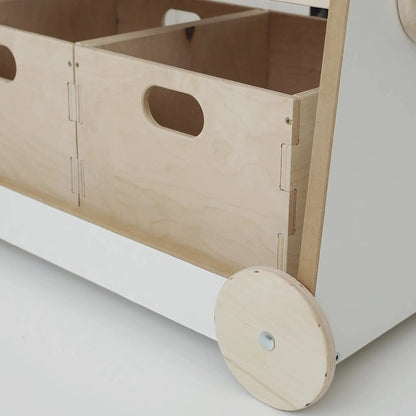 Houten boekenkast op wielen
