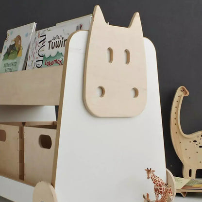 Houten boekenkast op wielen