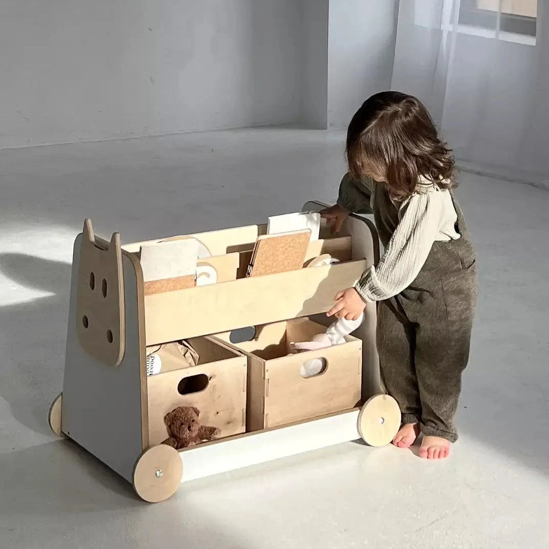 Houten boekenkast op wielen