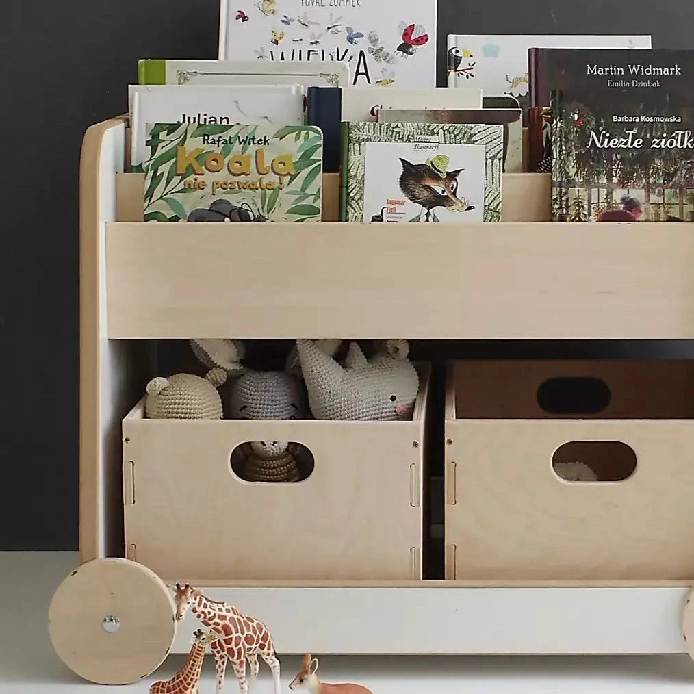 Houten boekenkast op wielen