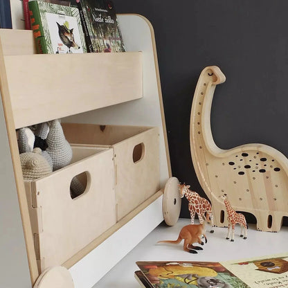 Houten boekenkast op wielen