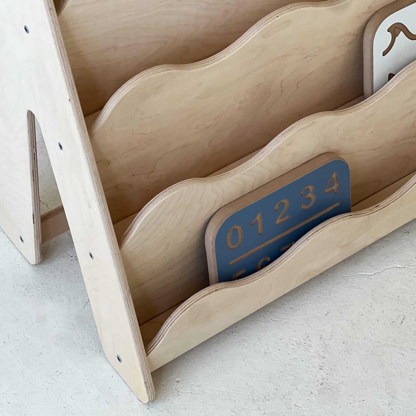 Bücherregal "WAVE" aus Holz, versch. Größen - Bücher und Zahlen auf Wellenregalen für Kinder.