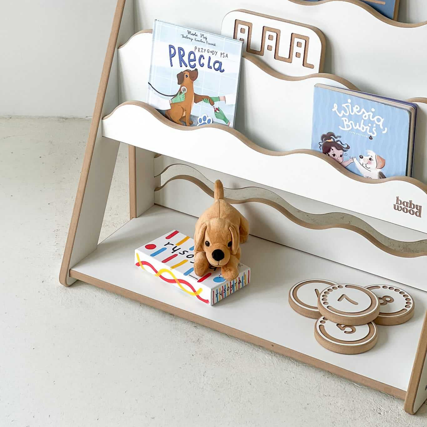 Bücher- und Spielzeugregal "WAVE" aus Holz, versch. Größen mit bunten Büchern und Spielzeug.