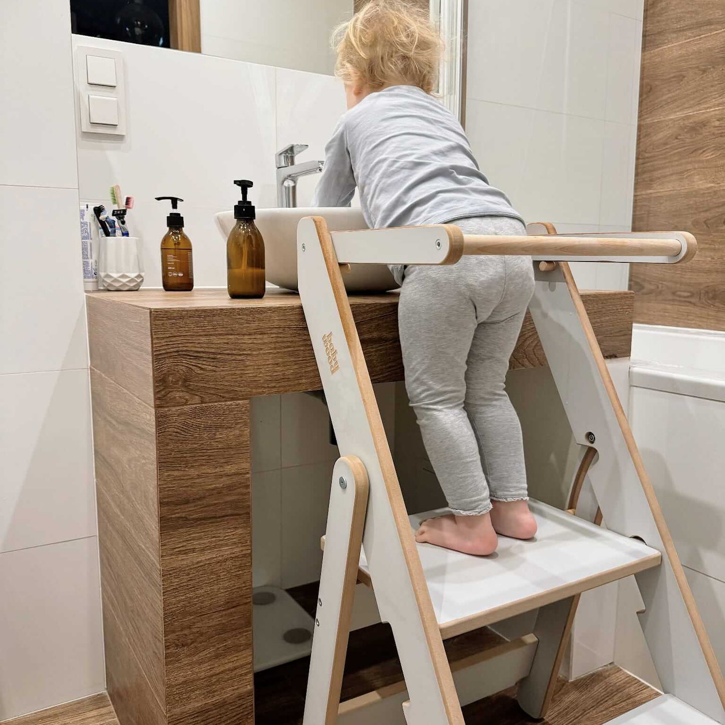 Faltbarer Küchenhefer, versch. Farben, extradünn – Kind nutzt den Lernturm in der Küche.