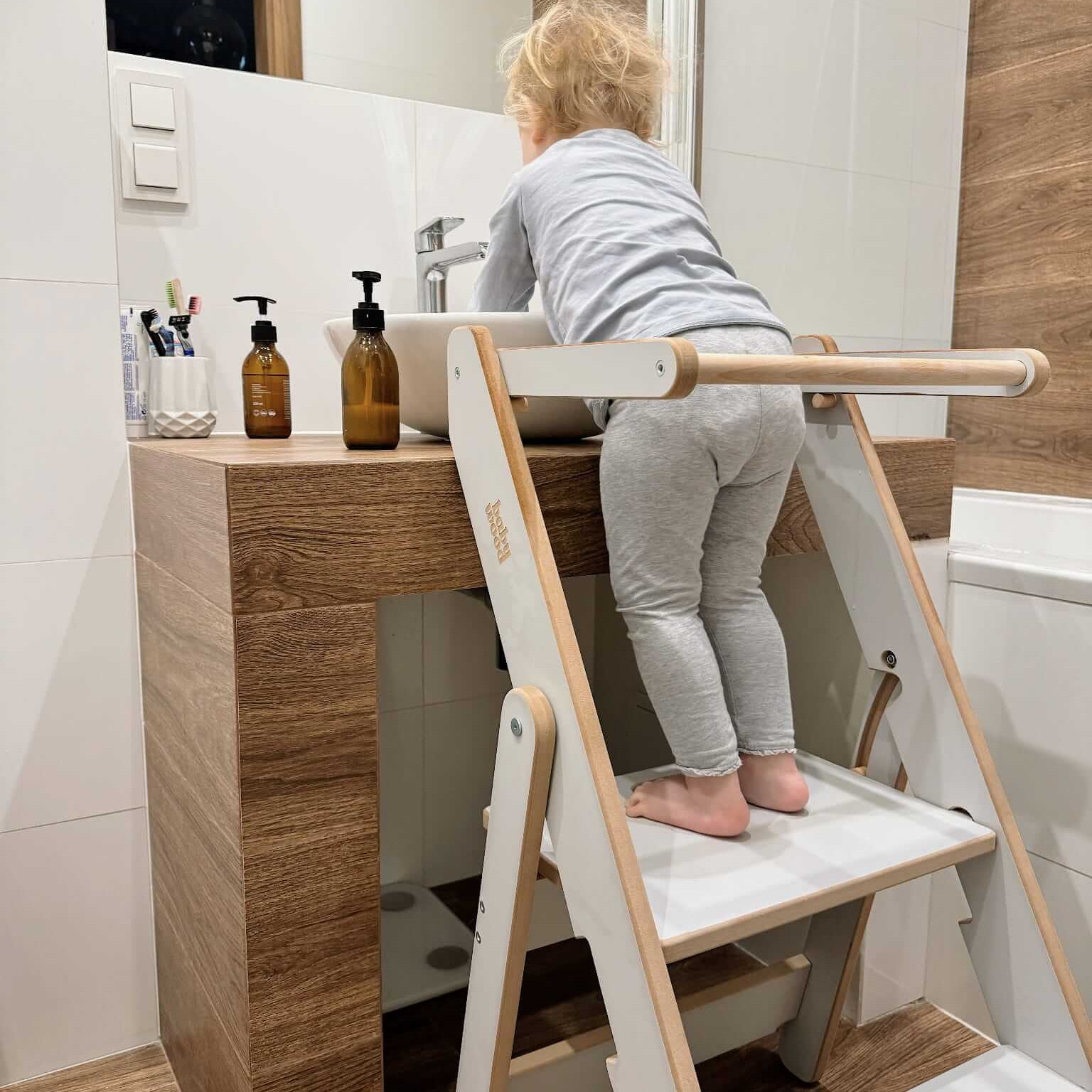 Faltbarer Küchenhefer, versch. Farben, extradünn – Kind nutzt den Lernturm in der Küche.