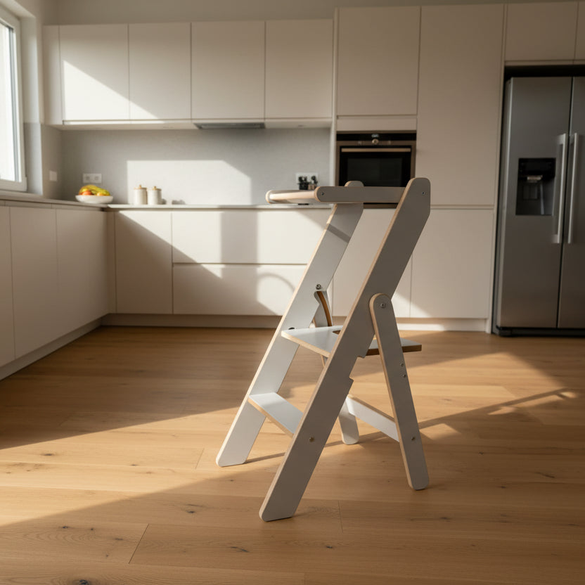 Faltbarer Küchenhefer, versch. Farben, extradünn – praktische Lernturm für Kinder im modernen Design.