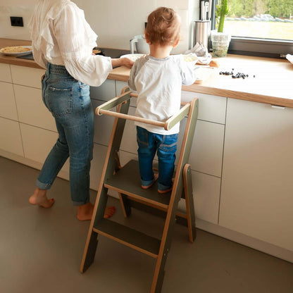 Faltbarer Küchenhefer, versch. Farben, extradünn in Aktion mit Kind und Elternteil in moderner Küche.