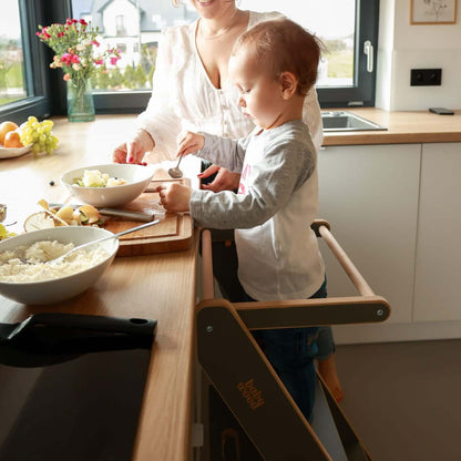 Faltbarer Küchenhelfer, versch. Farben, extradünn: Kind lernt mit Mama in der Küche, lernt selbstständig und mit Freude.