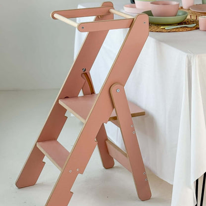 Faltbarer Küchenhelfer, versch. Farben, extradünn - pinker Lernturm neben einem Tisch mit Geschirr.