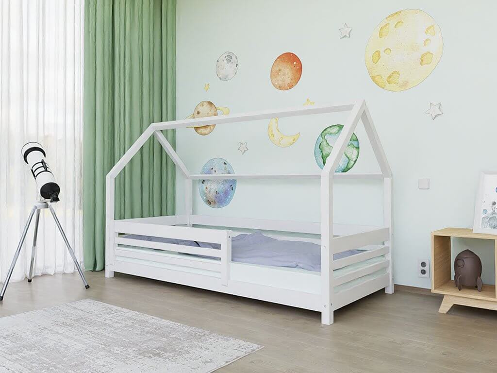 Hausbett LOTTA für Kinder mit Rausfallschutz, versch. Maße & Farben in einem gemütlichen Kinderzimmer.