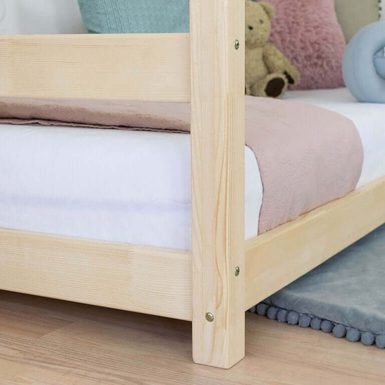 Hausbett FENNA für Kinder mit Rausfallschutz, versch. Maße & Farben - Detailansicht des Bettes.