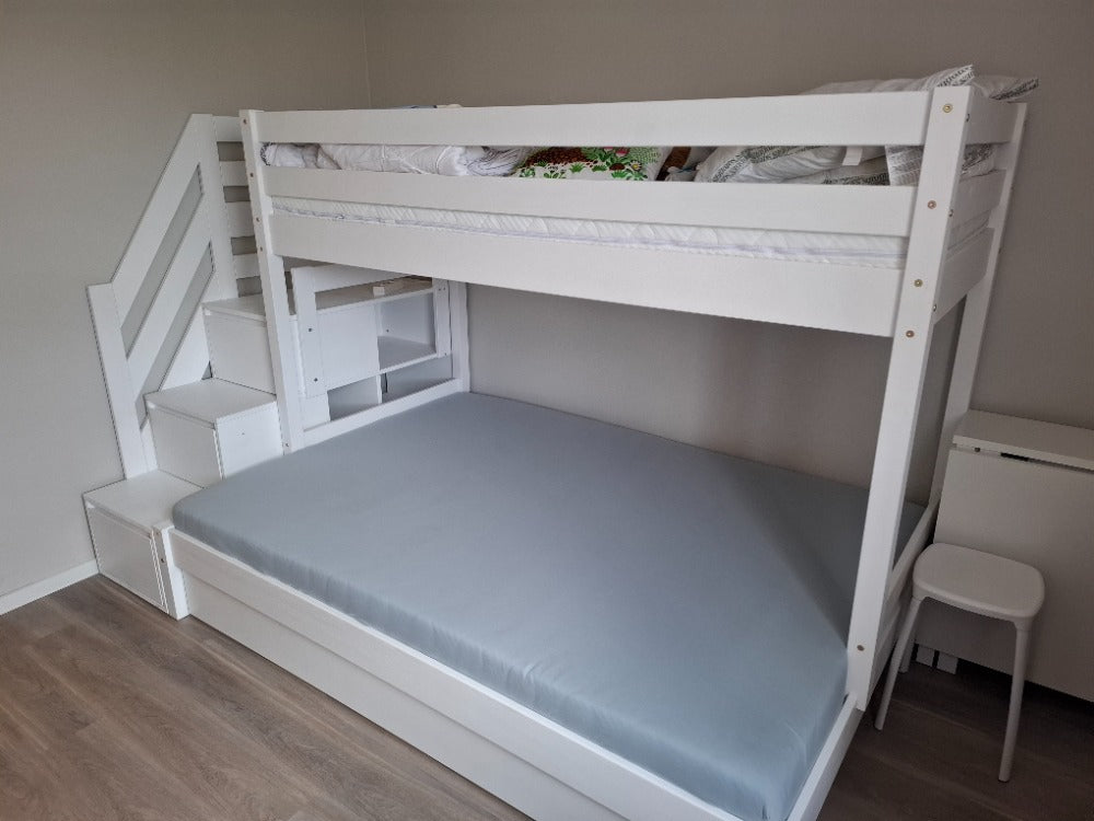 Houten stapelbed HANNES voor 3 personen met opstapplank, diverse kleuren