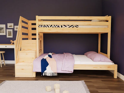 Holz Etagenbett HANNES für 3 Personen mit Stufenregal, versch. Farben in moderner Schlafumgebung.