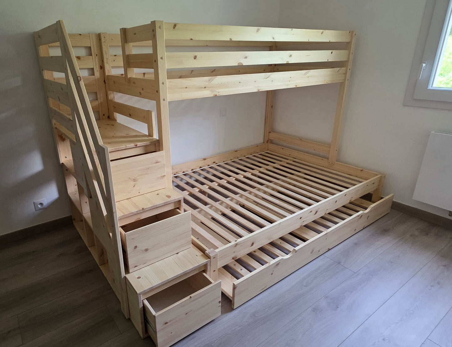 Houten stapelbed HANNES voor 3 personen met opstapplank, diverse kleuren