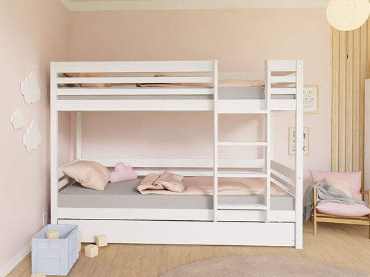 Holz Etagenbett Loni mit Leiter, versch. Farben & Zubehör in einem Kinderzimmer mit weichen Kissen.