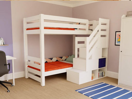 Holz Etagenbett THEA mit Stufenregal vorne im Kinderzimmer mit orangefarbenen Matratzen.