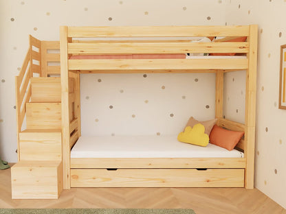 Holz Etagenbett Thea mit Stufenregal in hellen Kinderzimmer, praktische Schlaflösung für Kinder.