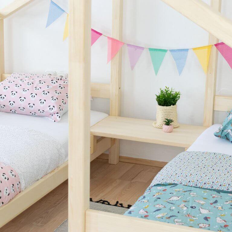 Hausbett TWIN für Zwillinge, versch. Maße & Farben mit bunten Kissen und fröhlicher Deko.