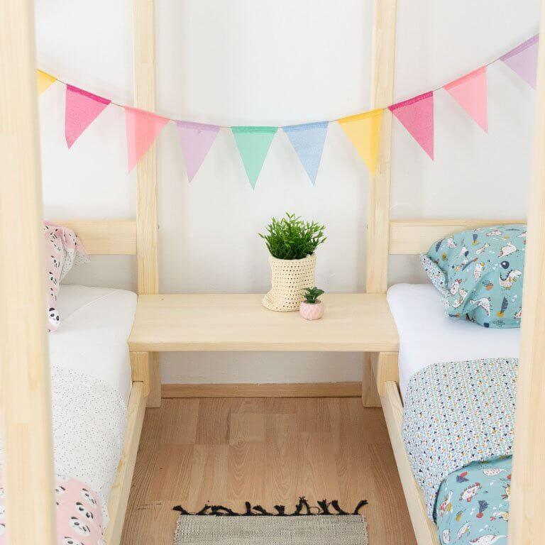Hausbett TWIN für Zwillinge, versch. Maße & Farben mit bunten Wimpeln und Kissen beitragen zu einem gemütlichen Kinderzimmer.