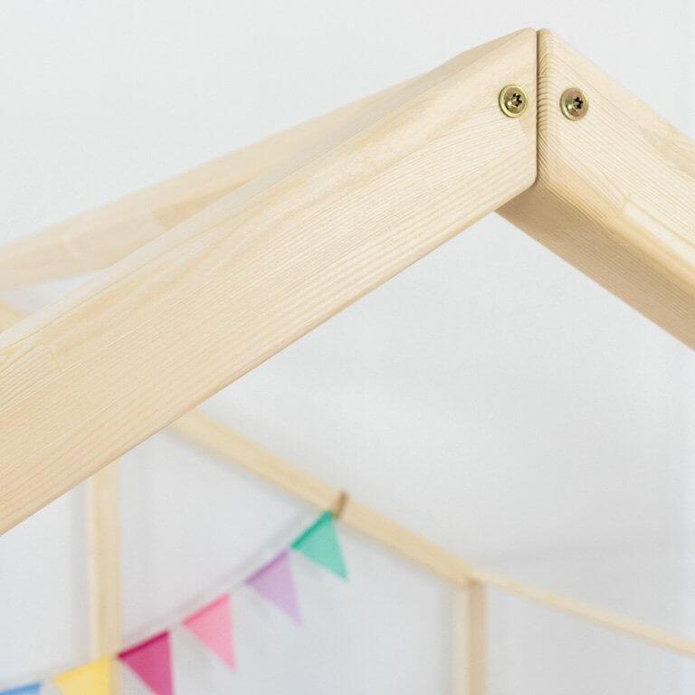 Hausbett TWIN für Zwillinge, versch. Maße & Farben - Detailansicht des Holzrahmens mit bunten Wimpeln.