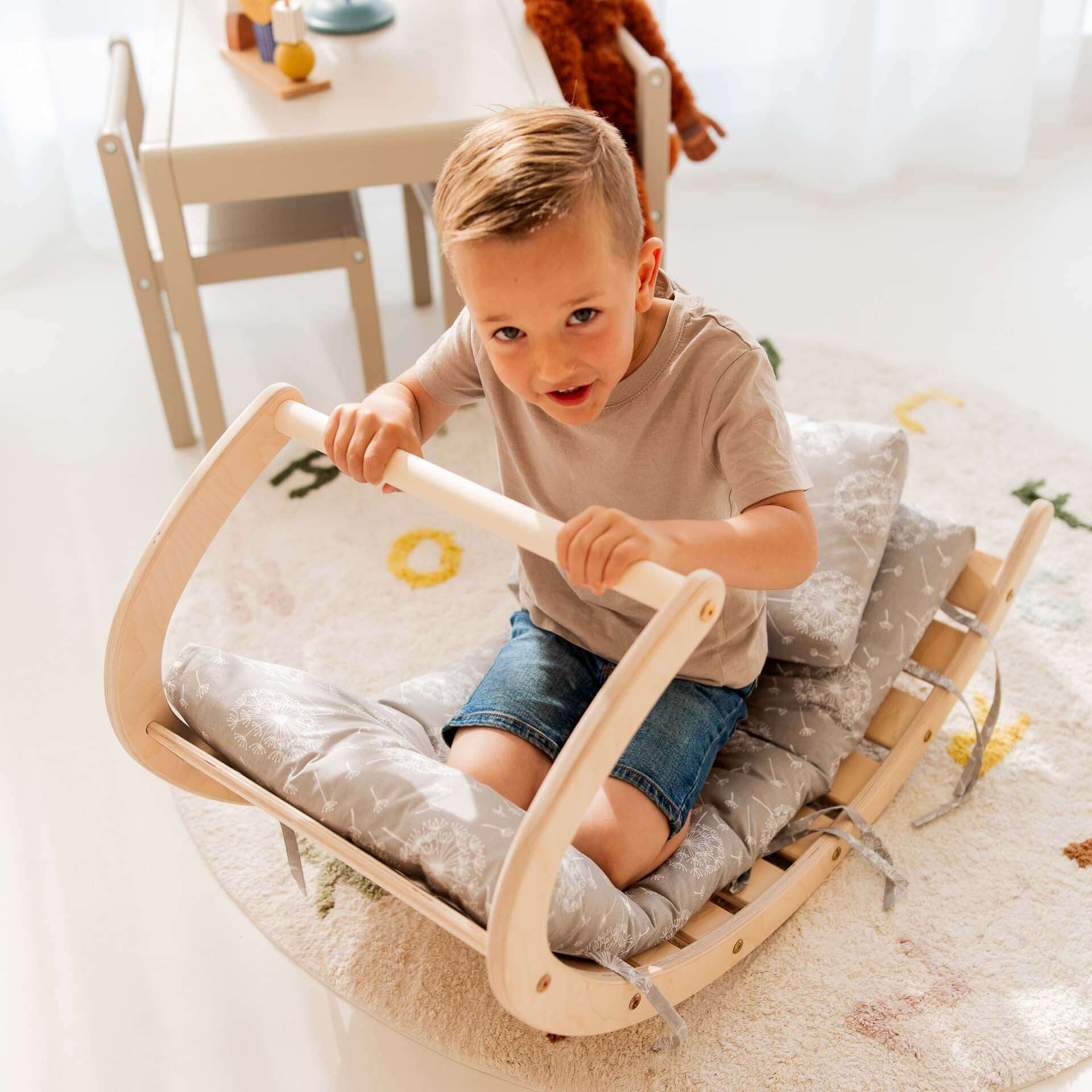 Kind sitzt auf dem Kletterbogen Äffchen und spielt, fördert Bewegungsfähigkeiten und Kreativität.