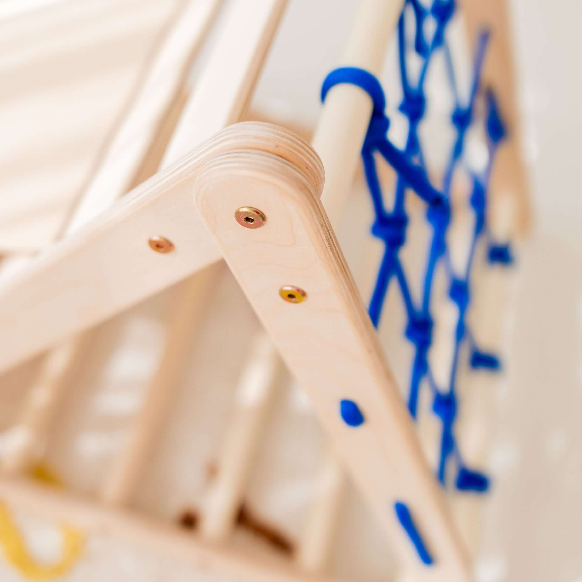 Detailansicht vom Kletterset Kleiner Tiger mit Kletternetz und Holzstruktur für Kinder.