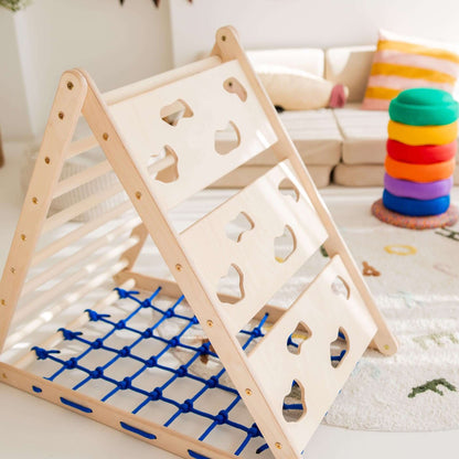 Kletterdreieck Äffchen aus Holz mit Kletternetz für Kinder, ideal zum Erlernen von Bewegungsfähigkeiten und Spaß.