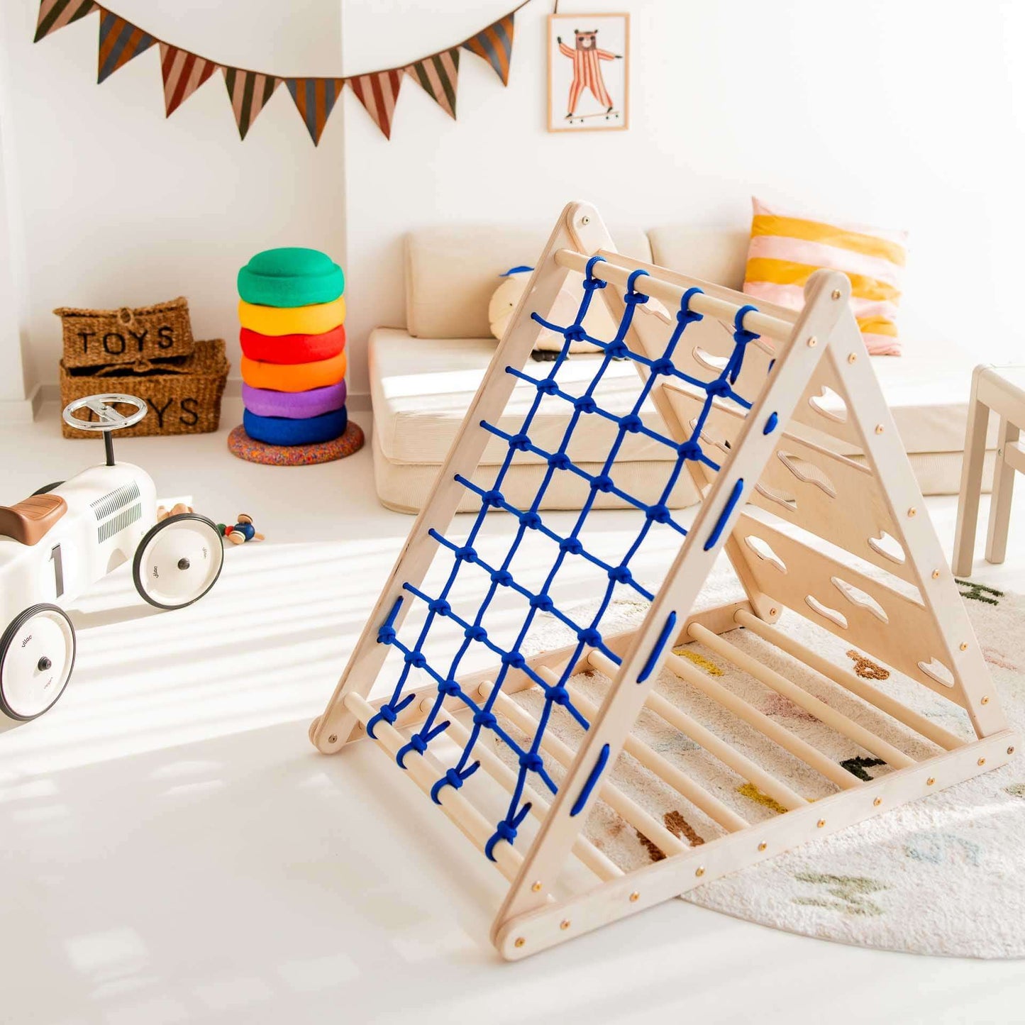 Kletterdreieck Äffchen mit Sprossen und Netz für Kinder, Spielplatz für drinnen, fördert Bewegungsfähigkeiten.