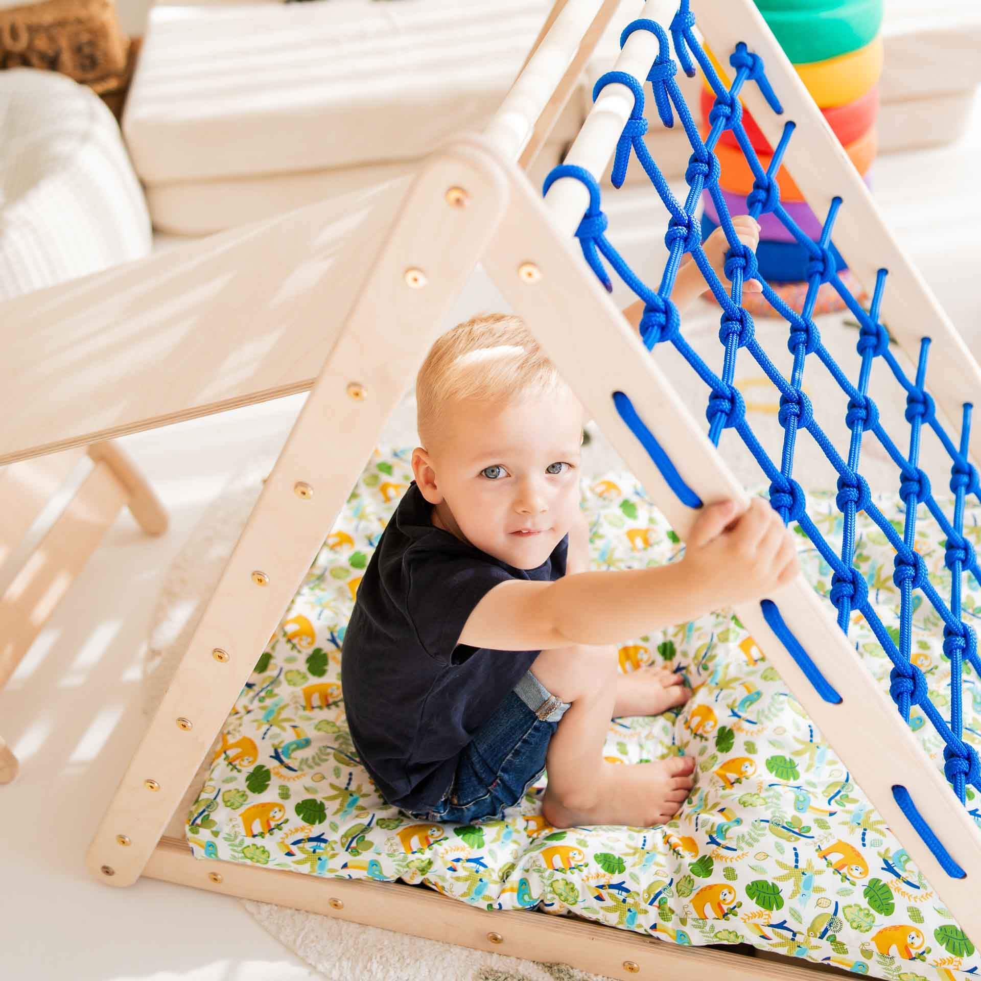 Kletterset Äffchen mit Kletterdreieck und Naturseil, spielendes Kind auf weichem Matratzenuntergrund.