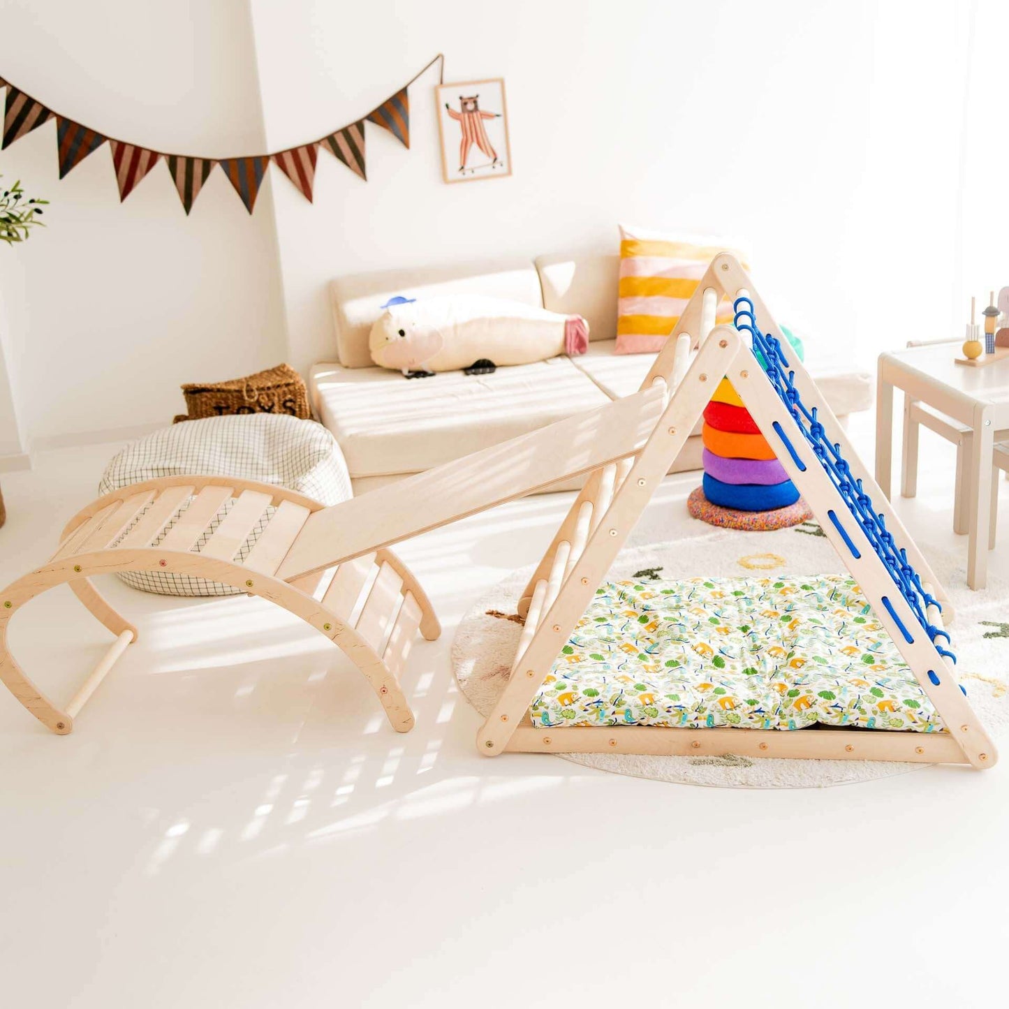 Holz Kletterbogen Äffchen und Wippe aus Holz für Kinder im Spielzimmer, fördern Bewegung und Spaß.