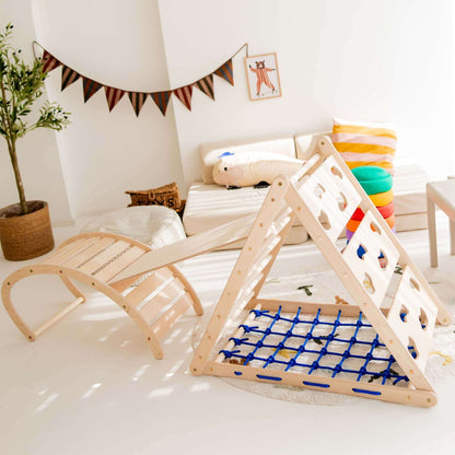 Kletterbogen Äffchen und Kletterhörnchen aus Holz in modernem Kinderzimmer-Design.