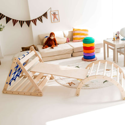 Kletterdreieck Kleiner Tiger mit Netz, ideal für Kinder, Spielraum mit bunten Kissen und Spielzeug.