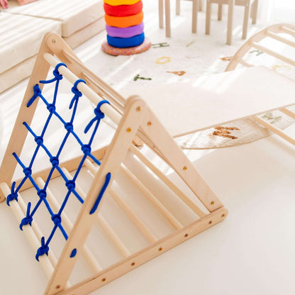 Kletterdreieck Kleiner Tiger mit Netz, ideal für Kinder zum Klettern und Spielen in einem hellen Raum.