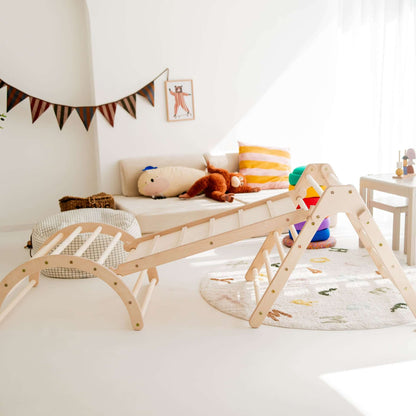 Kletterset Panda in einem hellen Raum, bestehend aus Kletterbogen und Rutsche für Kinder zum Spielen.
