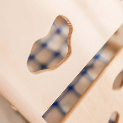 Detailansicht des Klettersets Löwe mit Holzschnitt und stabiler Struktur für Kinder.
