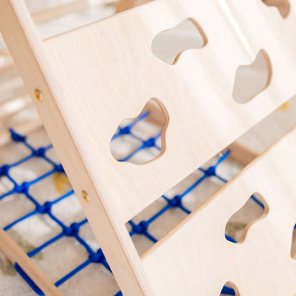 Detailansicht des Kletterdreiecks aus Holz mit Griffen und blauer Netzunterlage für Kletterset Äffchen.