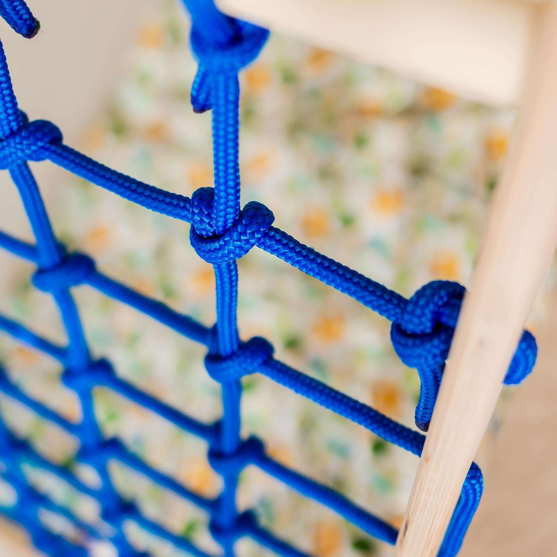 Blaues Kletterseilnetz aus robustem Material, ideal für das Kletterset Löwe und Kinderbewegungsaktivitäten.