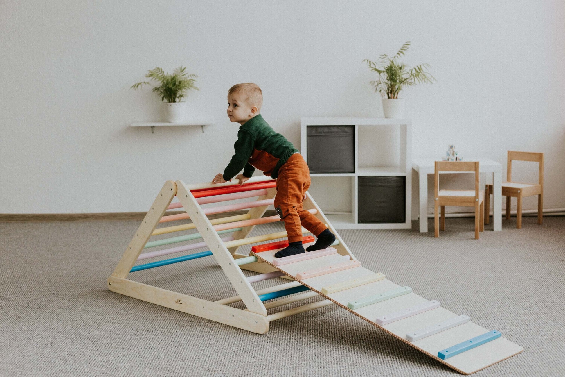 Kletterdreieck verstellbar für Kinder, versch. Farben mit einem Kind, das klettert und Spaß hat.